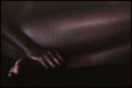 Mame de profil assise