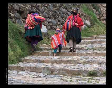 Cusco, fin de journée - retour de l_enfant-sujet de photos, le 10 novembre 2017