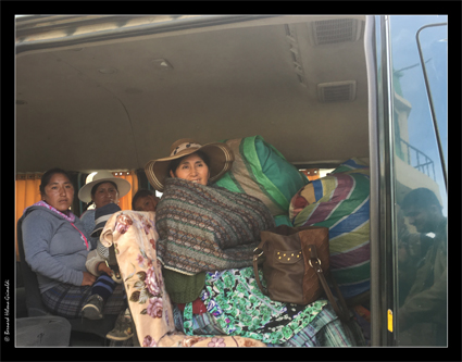 Pùno - voyageuses gare routière le 12 novembre 2017